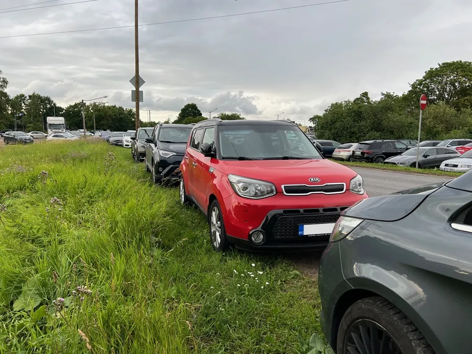 Таллинская полиция штрафует посетителей фестиваля Õllesummer за неправильную парковку