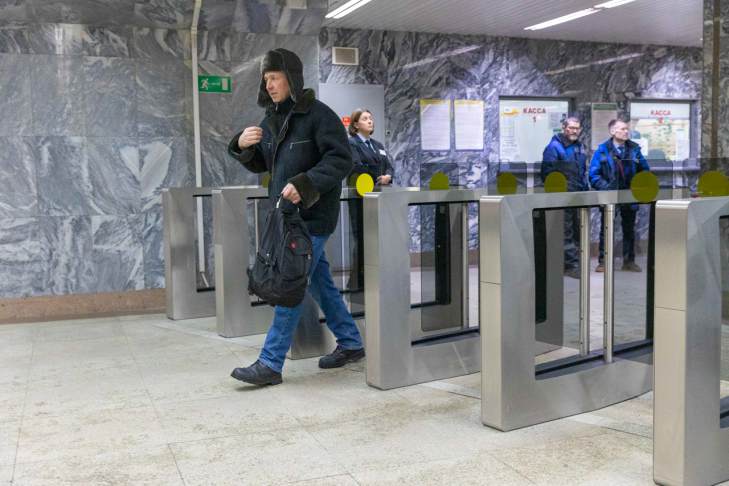 ​В новогоднюю ночь метро будет развозить пассажиров на час дольше