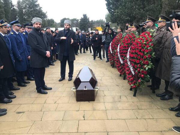 Похороны членов экипажа, погибших в авиакатастрофе в Актау. - Sputnik Азербайджан