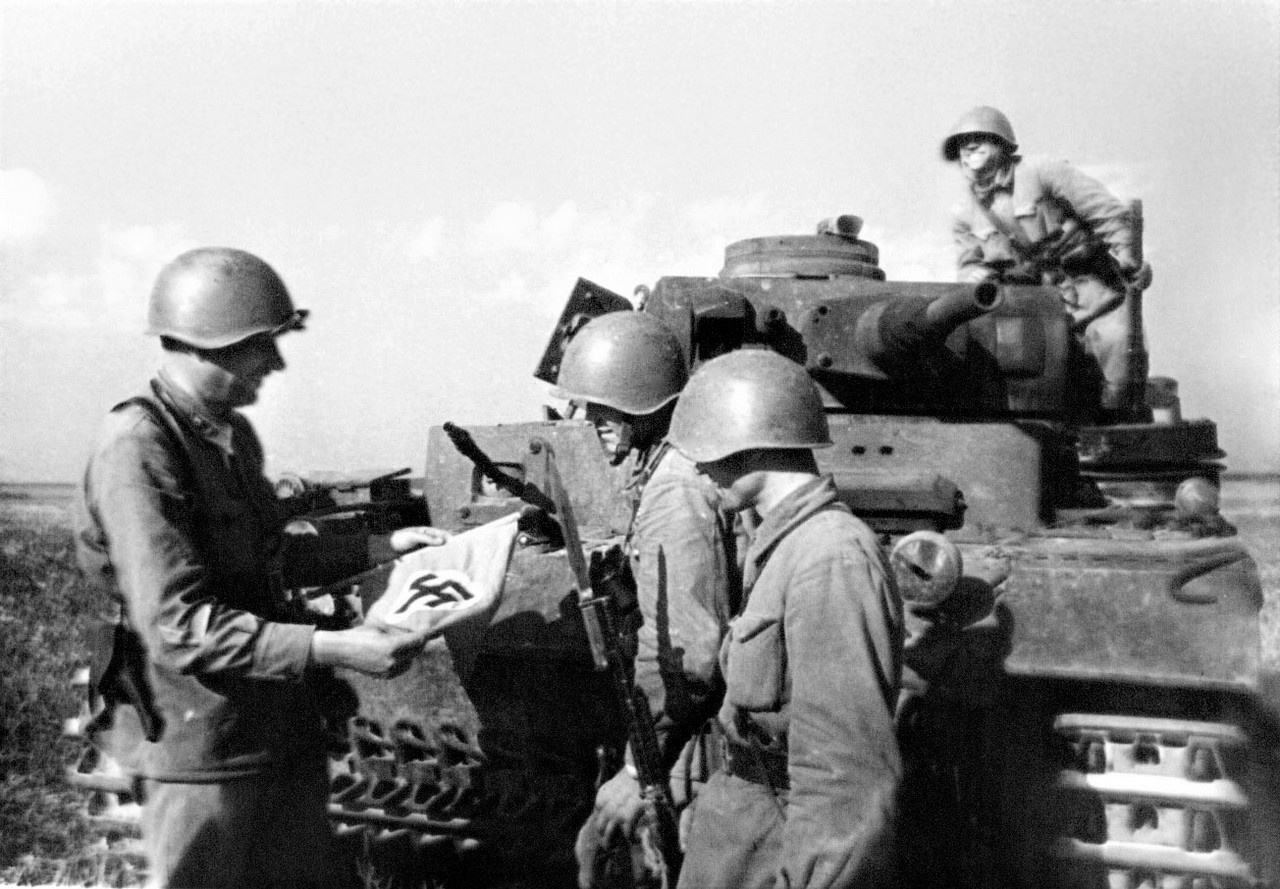 Красноармейцы на фоне танка Pz.Kpfw. III Ausf. E из 3-й танковой дивизии вермахта, подбитого под Могилёвом. На переднем плане - командир 3-го батальона 388-го стрелкового полка капитан Д.С. Гаврюшин (фото Павла Трошкина).
