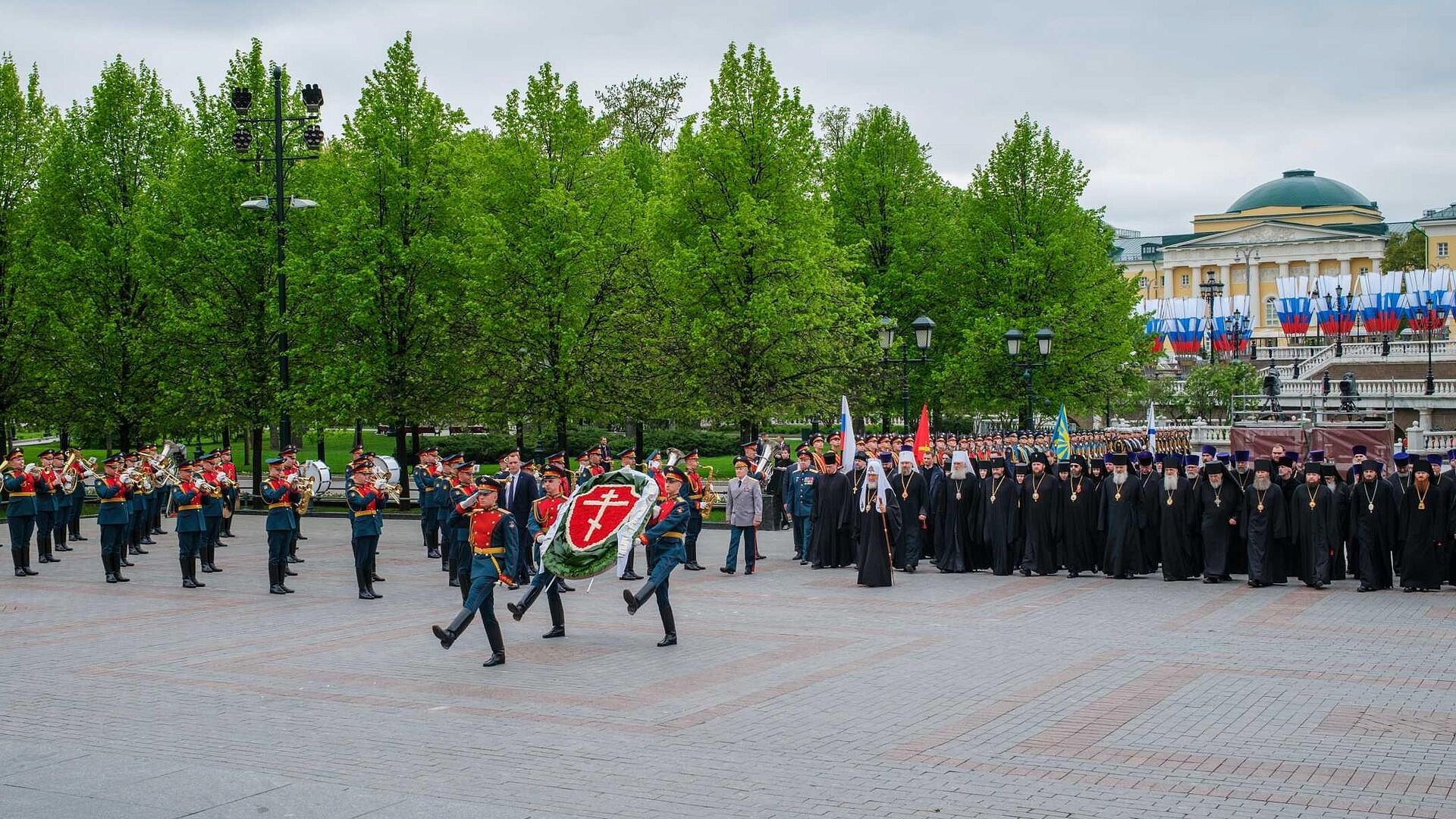 Патриарх Кирилл возложил венок к Могиле Неизвестного Солдата