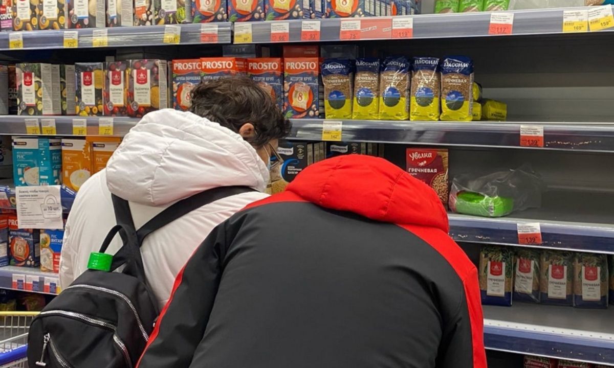 Убрать срок. Продукт производства. Срок годности продуктов. Дефицит на еду. Товары сетей питания.