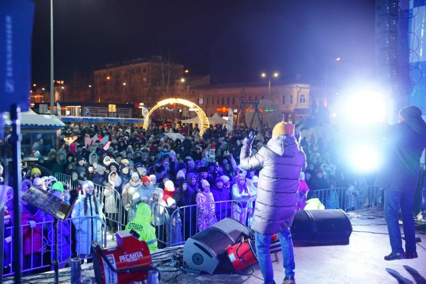 Уфа под новый год. Уфа 2022. Новогодний екатеринбург 2022. Уфа новый год 2022. Праздничная иллюминация в уфе.