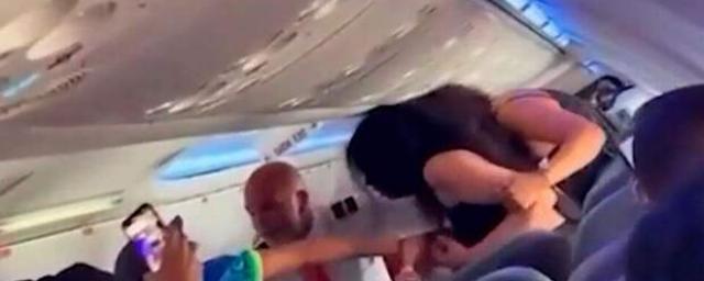 В Бразилии женщины устроили массовую драку в самолете из-за ребенка