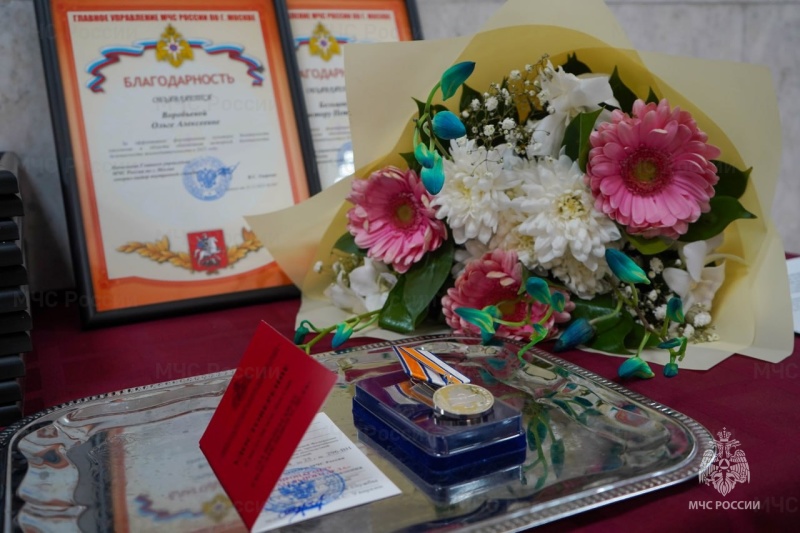 Начальник Главного управления МЧС России по г. Москве Вадим Уваркин вручил благодарности журналистам ко Дню российской печати