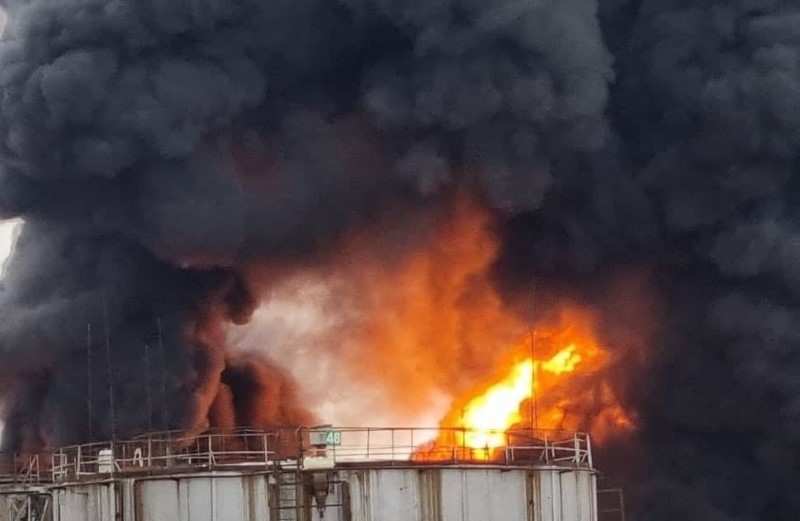 Момент удара по НПЗ под Харьковом (ФОТО, ВИДЕО) | Русская весна