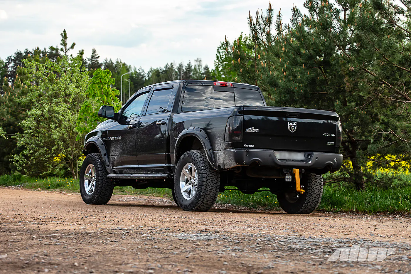 Очень крутой рейнджер: возвышаемся над потоком на Dodge Ram V8