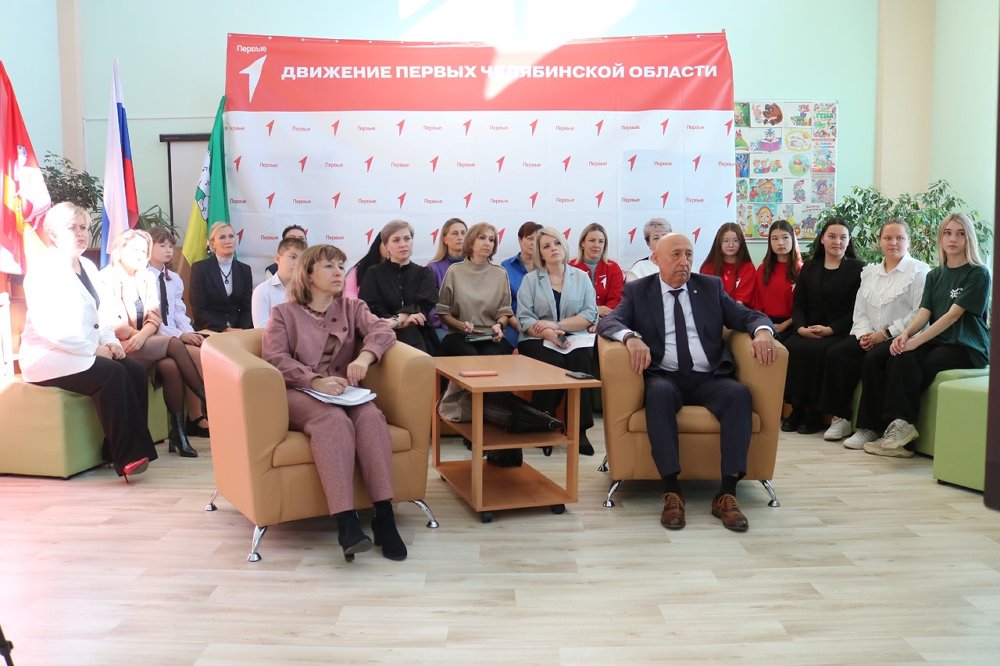 Глава Верхнеуральского района Сергей Айбулатов, наставники и участники Движения Первых муниципалитета приняли участие в заседании координационного совета