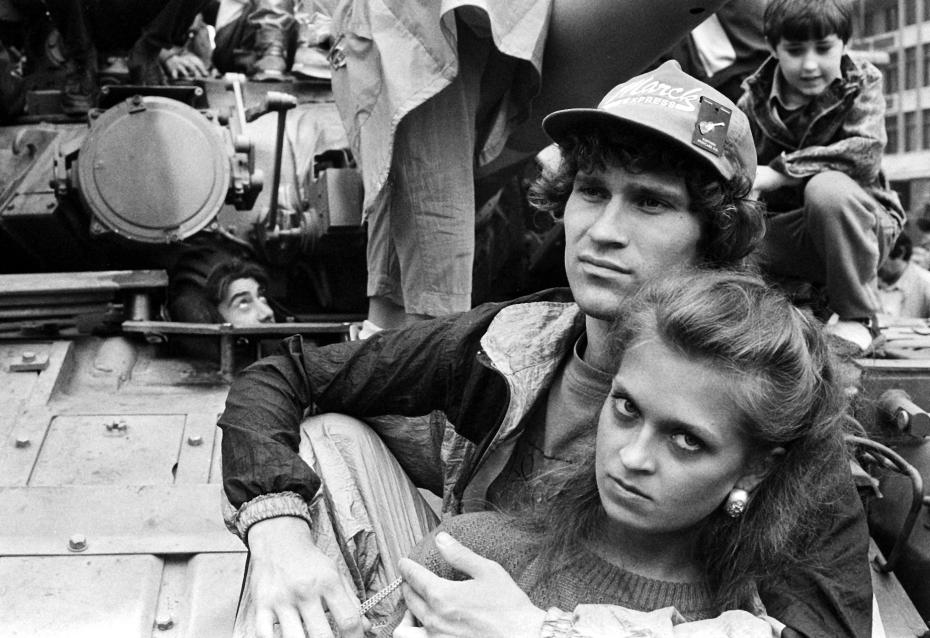 Манифестанты на улицах города в дни Августовского путча 1991 года. Введено чрезвычайное положение и в столицу введены воинские подразделения