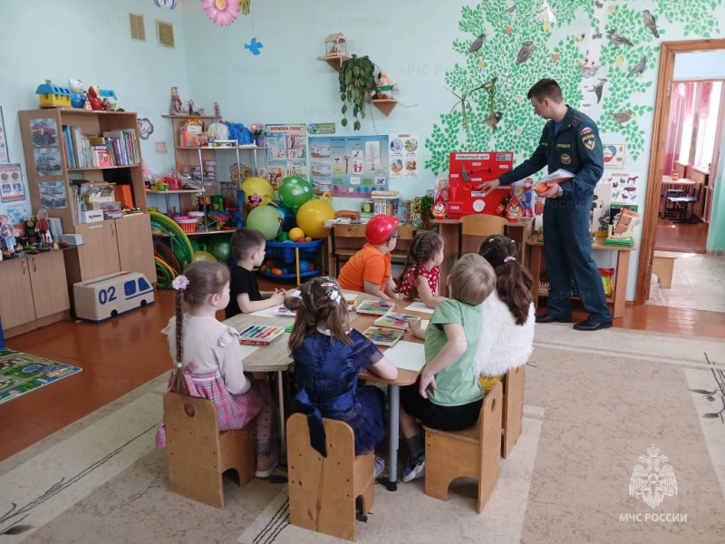 «Огонь – не игрушка»: сотрудники МЧС России учат детей безопасности