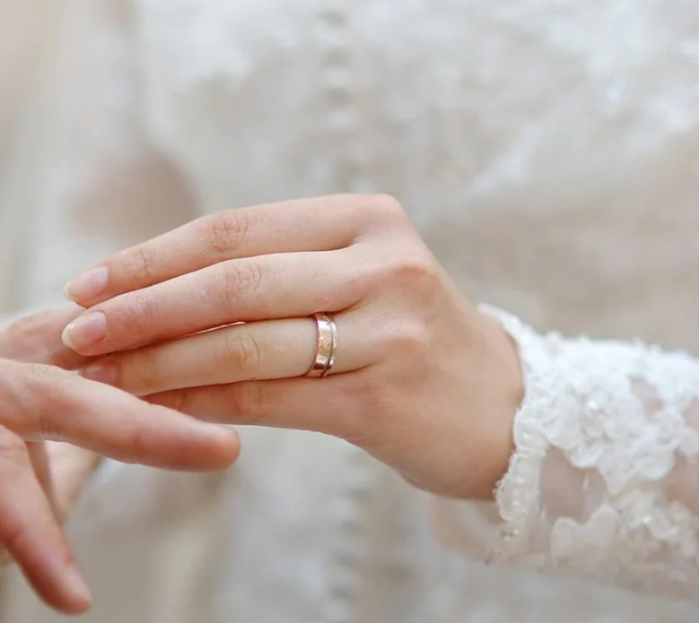 Обручальные кольца на руках. Обручальное кольцо на руке девушки. Обручальные кольца европейские на руке. Обручальное кольцо для девушки. На какой палец надевают кольцо девушке