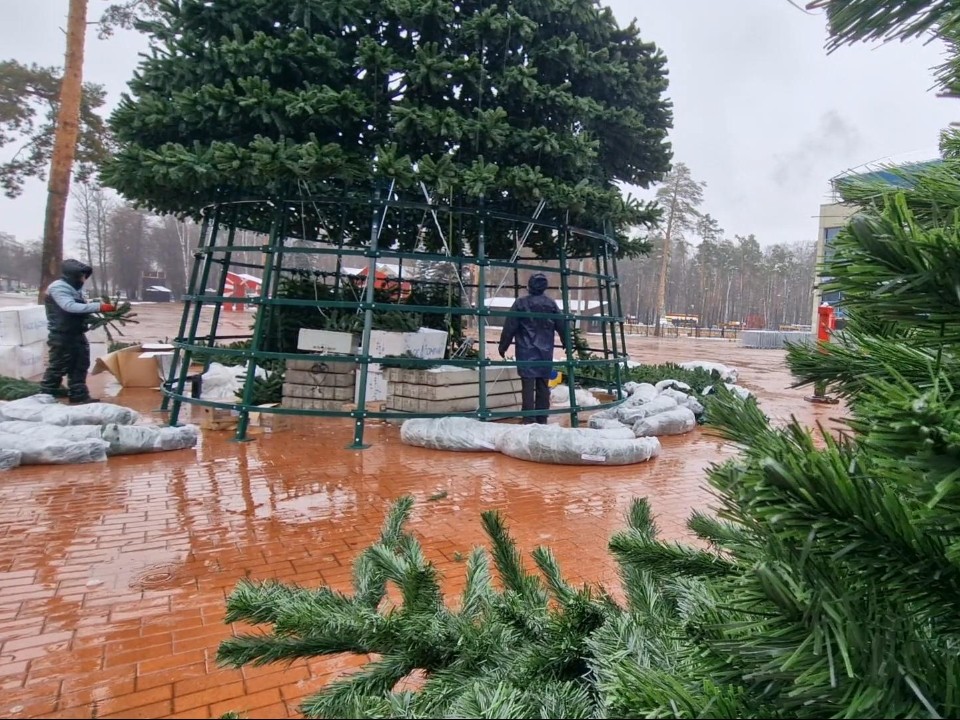 Балашиха преображается к празднику: в центре города собирают 18-метровую елку