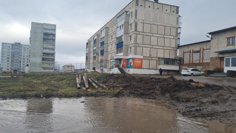 Горожане жалуются, что после ремонтов Петра Емельянова территория осталась неблагоустроенной