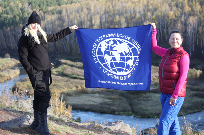 Флаг Русского географического общества над порогом «Ревун». Фото: Павел Климов