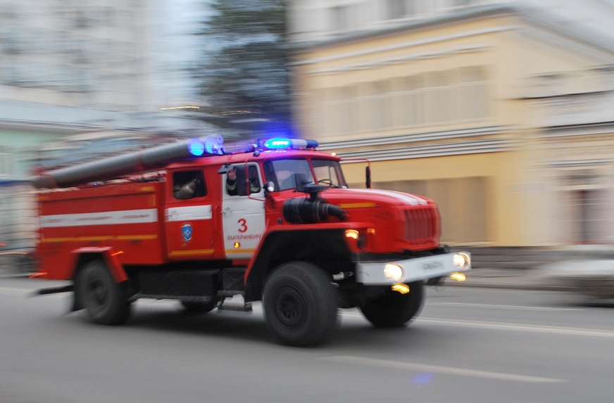 Пожарный автомобиль на фоне природы
