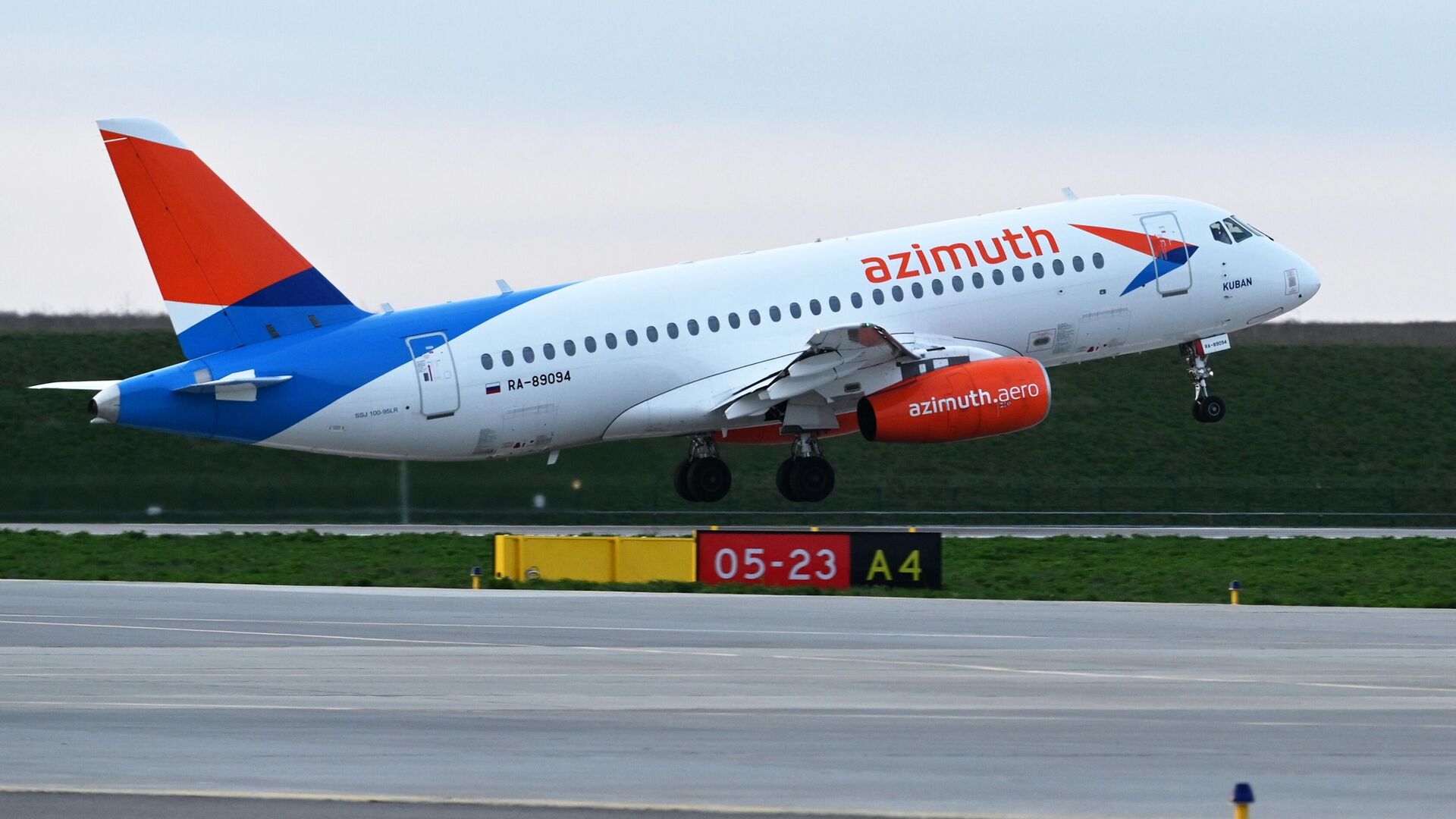 Самолет Sukhoi Superjet 100 авиакомпании Азимут - Sputnik Грузия, 1920, 16.09.2025