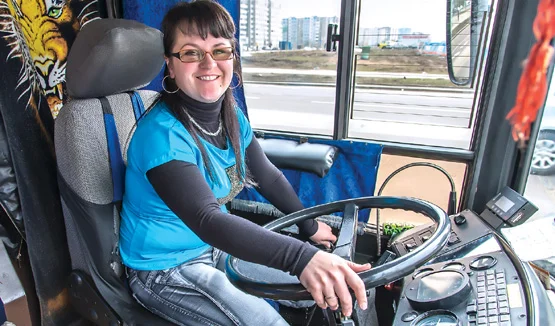 женщина водитель автобуса. водитель городского автобуса. девушка водитель мосгортранс. пожилая женщина водитель автобуса. женщины водители общественного транспорта.
