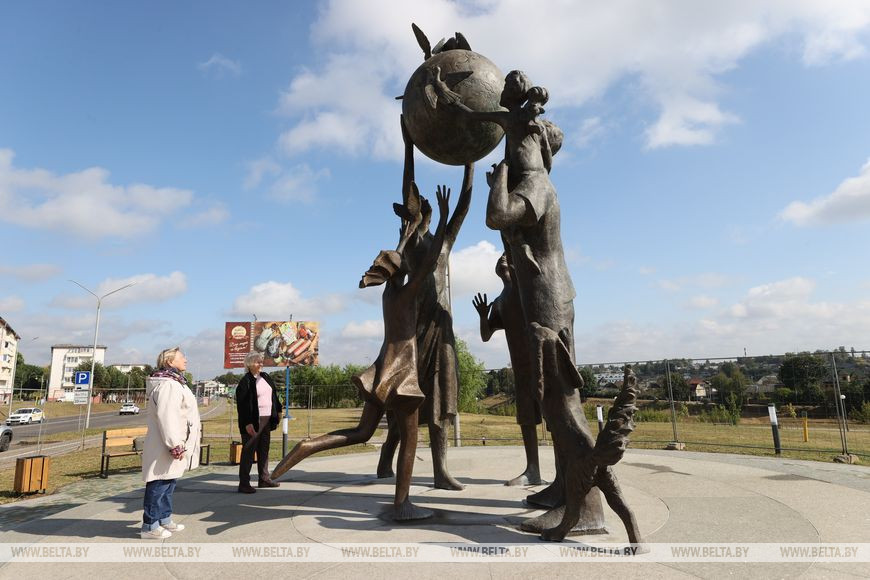 Памятник семье открытие. Скульптурная группа семья саранск. Памятник семье шамахмудовых. Памятник семье открытие. Памятник семья елец сулин.