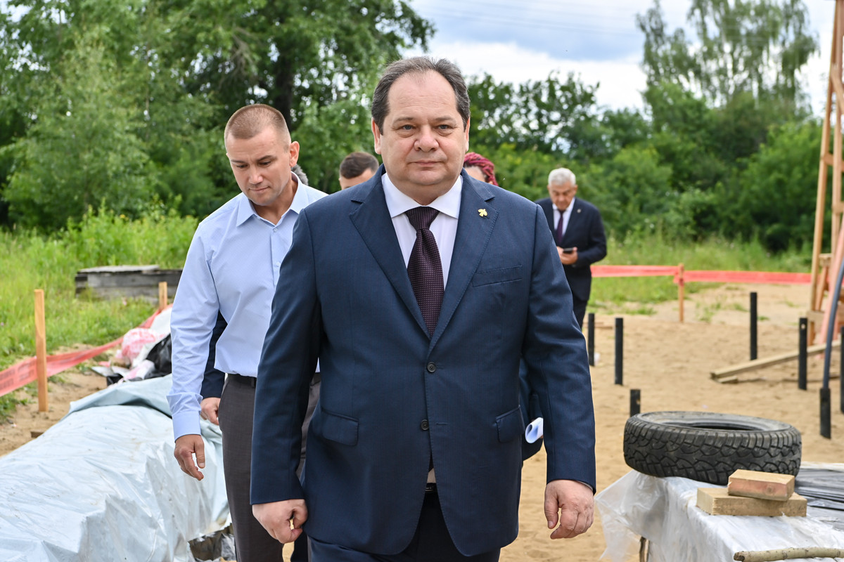 Изображение новости "Ростислав Гольдштейн проверил ход строительства ФАПа в Усть-Ухте"