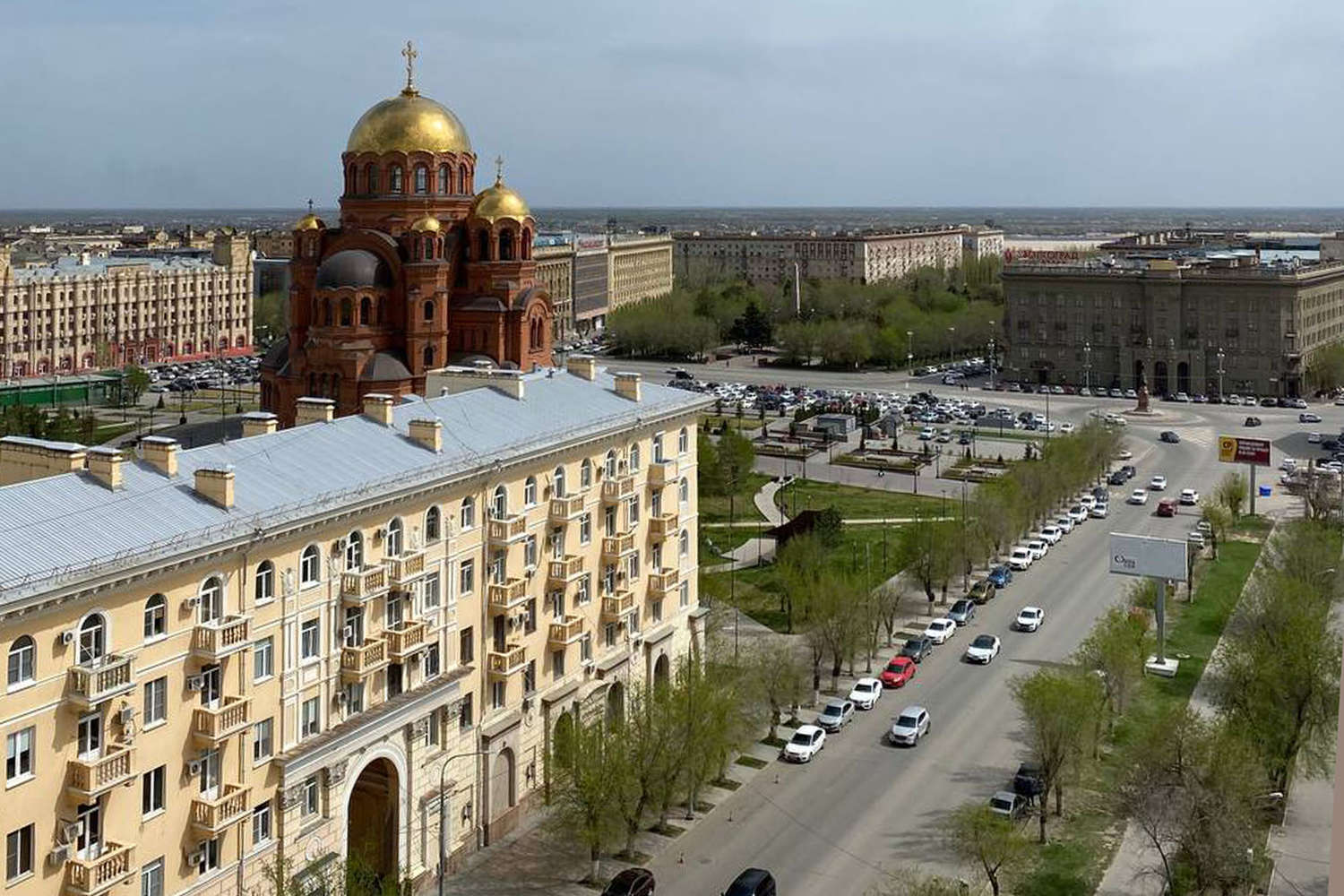 Волгоград челябинск. Волгоград. Волгоград на день «переименовали» в Сталинград. Малом городе России,. Волгоград - город миллионник фото улиц люди.