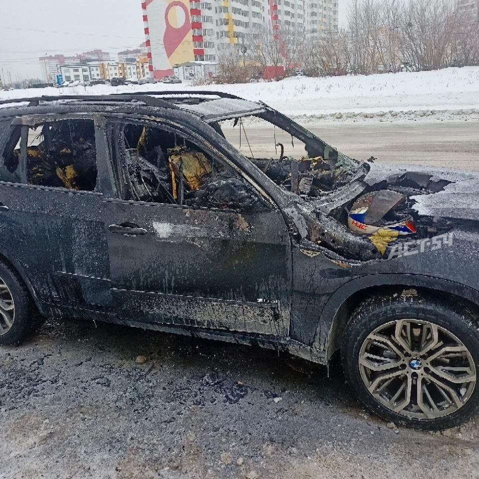 Фото BMW X5 полностью выгорел на остановке «Матрёшкин двор» в Новосибирске 2