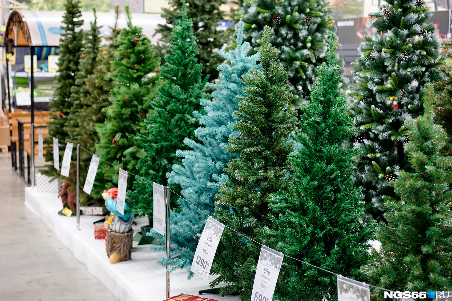 Искусственная елка интерьер. Елка искусственная украшенная 2022. Можно ли ставить искусственную елку в 2024. Угловая елка. Можно ли ставить искусственную елку в 2024.