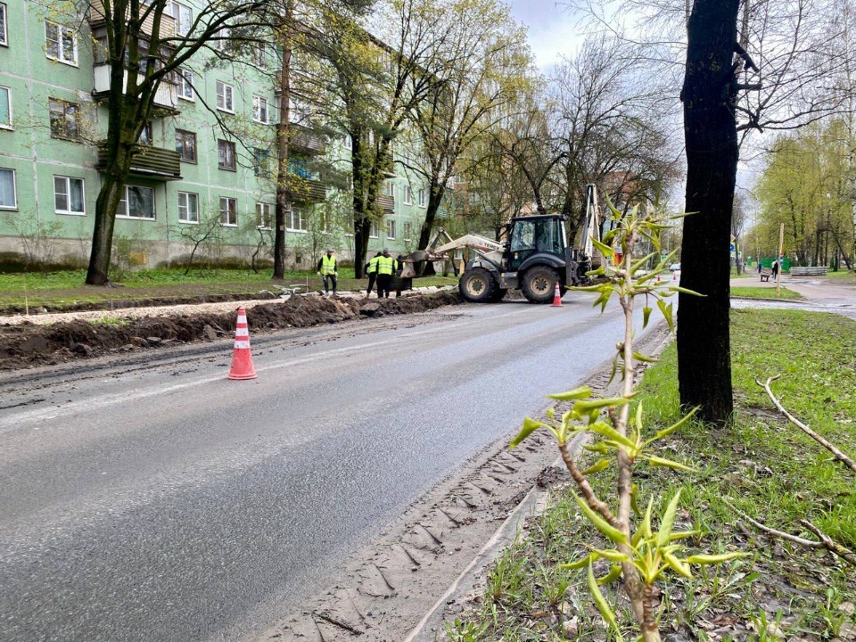 Тротуар обновляют на улице Розы Люксембург в Пскове