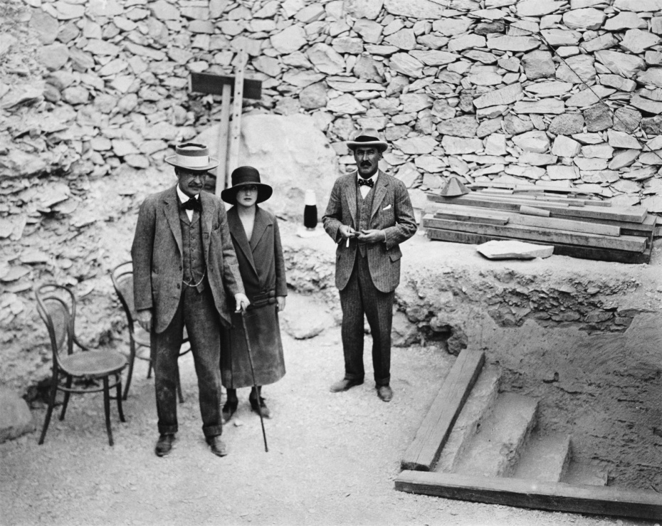 Первый визит лорда Карнарвона в Долину Царей, Египет, 1922 год. Лорд Карнарвон (1866–1923), его дочь леди Эвелин Герберт и археолог Говард Картер (1874–1939) у входа в гробницу Тутанхамона