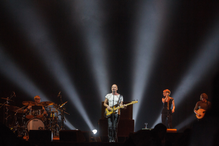 В 2013 году вместо симфонического оркестра на сцену 10-тысячного Ледового дворца вышла группа Стинга, а сам он зажигал с двумя бас-гитарами, исполняя культовые хиты