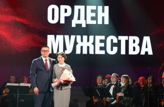 На торжественном концерте к юбилею Великой Победы Алексей Текслер вручил награды героям спецоперации и волонтерам