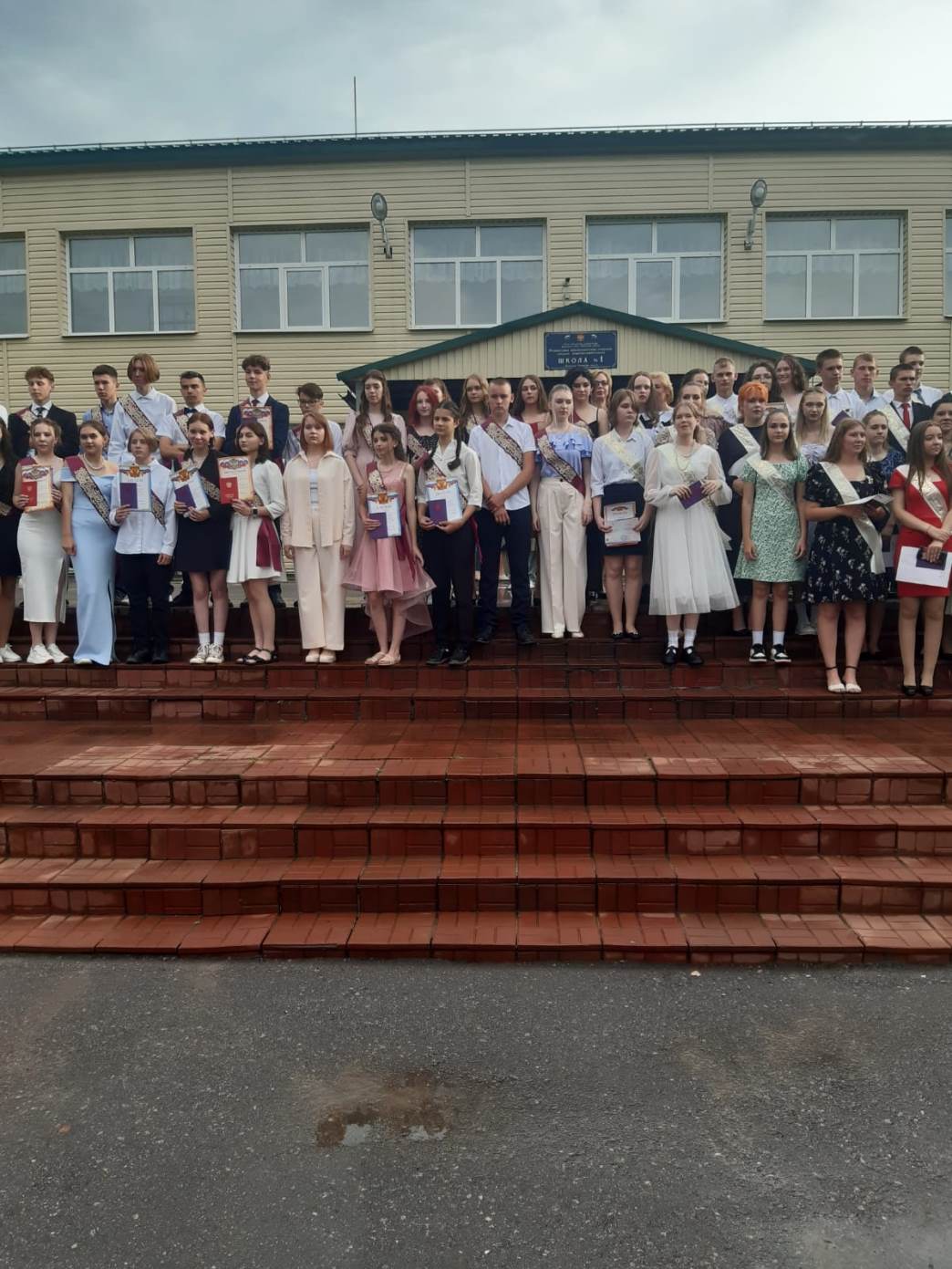 Выпускники 9 класса получили аттестаты. Выпускники 9 класса получили аттестаты. Кулотино школа. Беловодский лицей лидер. Вручение аттестатов 9 класс 2023 москва.