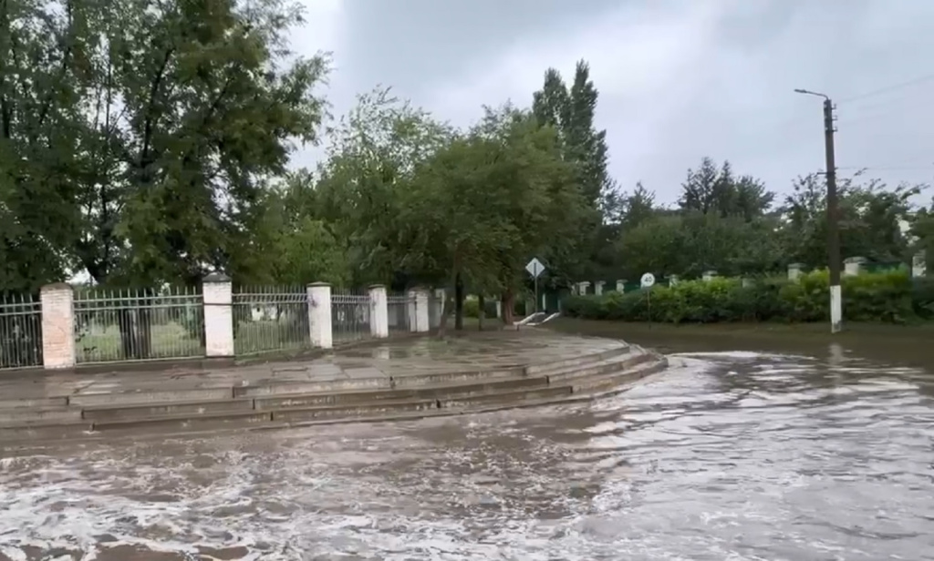 В Знаменске Астраханской области устраняют последствия прошедшего ливня