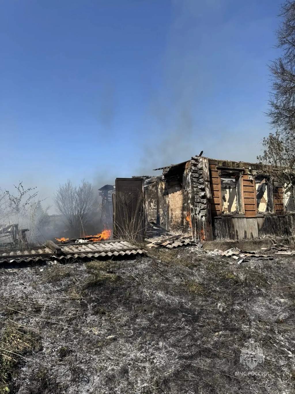 В Курской области огонь уничтожил 3 нежилых дома