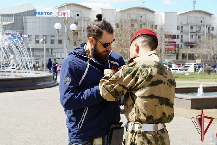 В Улан-Удэ росгвардейцы Бурятии провели патриотическую акцию «Георгиевская лента»