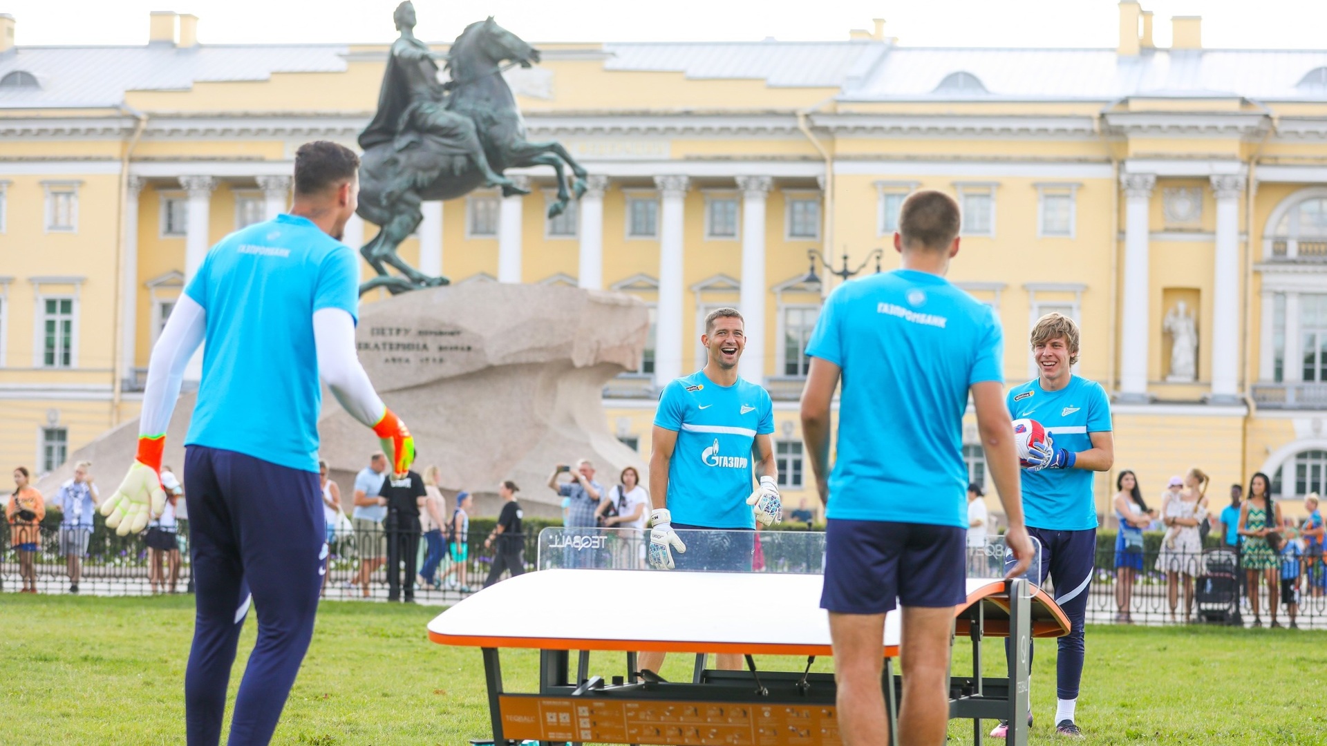 Футболисты петербурга. Футбол Персональная тренировка. Сергеев футболист Зенит. Футбол тренировка фото. Зенит (футбольный клуб, Санкт-Петербург).