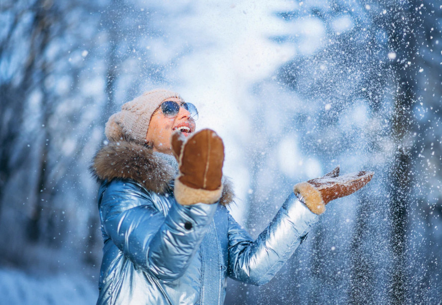 Снег радость. Дети радуются снегу. Снег вверх. Снег падает с неба. Бросать снег.