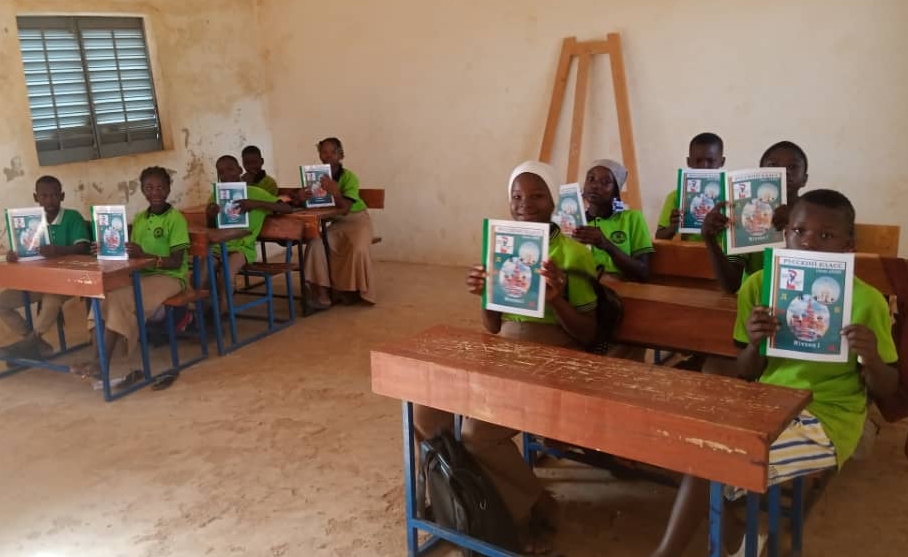 Международное движение русофилов в Мали раздало учебники русского языка школьникам