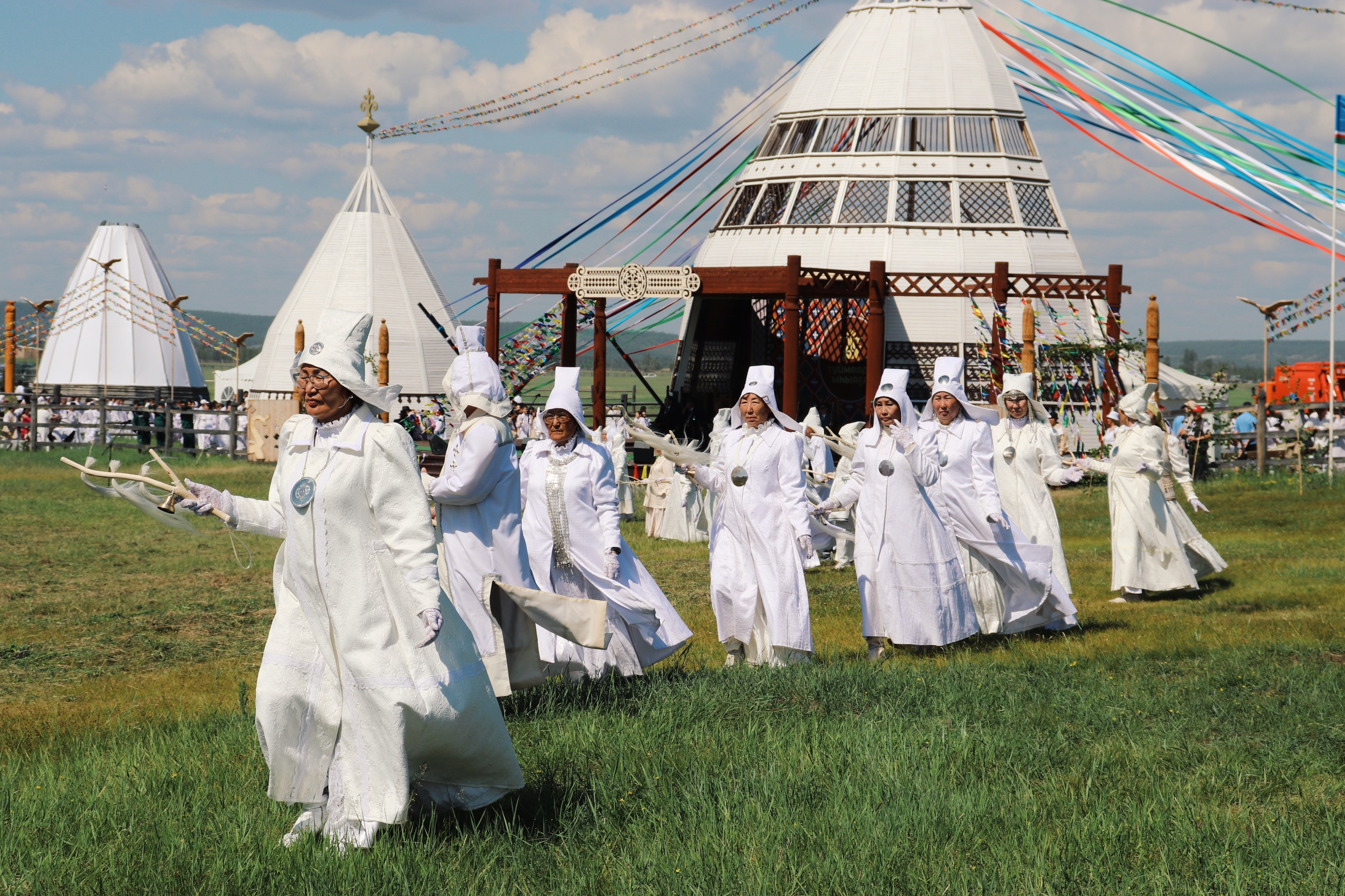 Самая якутск. Праздник осуохай в Якутии. Верхоянск Ысыах. Праздник лета в Якутии фото. Белое солнце Якутии.