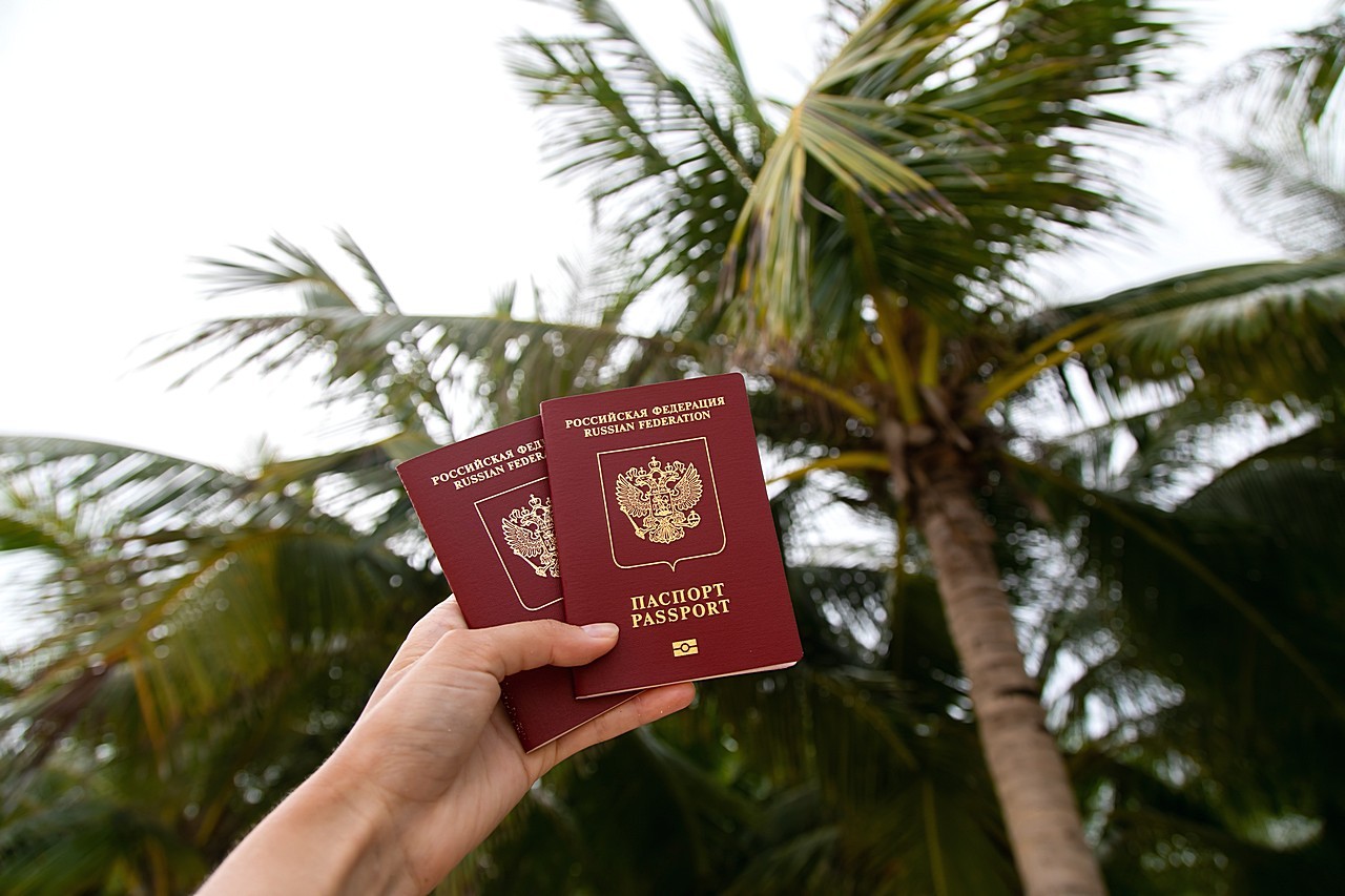 поиск тура из красноярска в таиланд. путёвки с перелётом в тай. путевка в таиланд. двое на пляже пхукета. поиск тура из красноярска в таиланд.