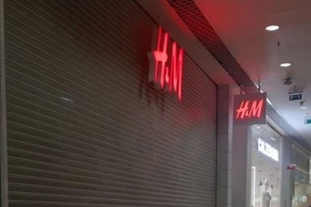 Закрыли н м. Магазин h m в Новосибирске. Закрытие магазина HM. H&M Новосибирск галерея. Магазин HM закрывается.