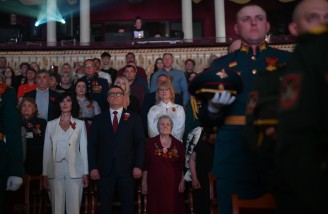 На торжественном концерте к юбилею Великой Победы Алексей Текслер вручил награды героям спецоперации и волонтерам