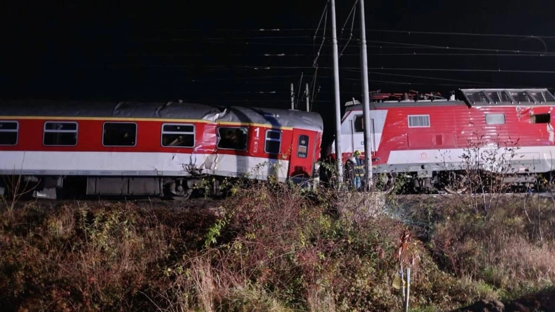 В пригороде Братиславы при столкновении двух поездов пострадали около 30 человек