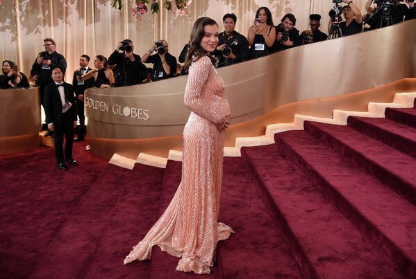 На мероприятии Хейли Стайнфелд появилась в розовом платье с длинным рукавом, которое подчеркивало ее беременность - Sputnik Абхазия