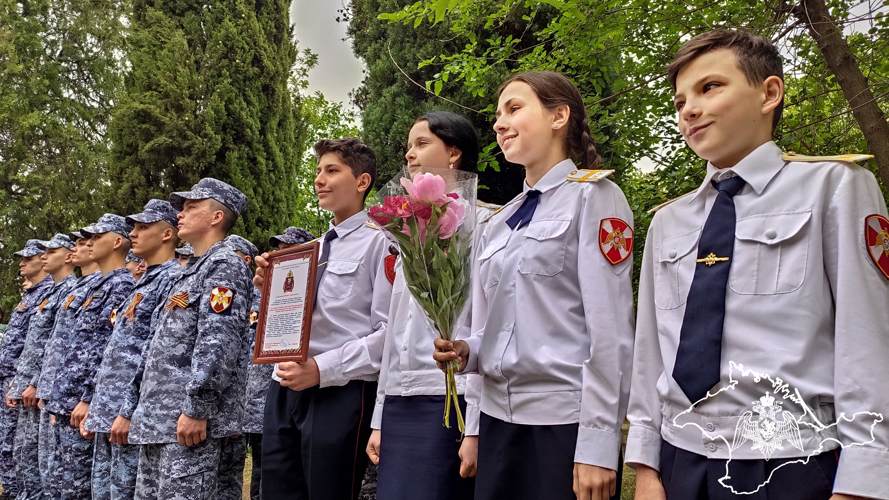 В Севастополе росгвардейцы провели акцию «Парад у дома ветерана»