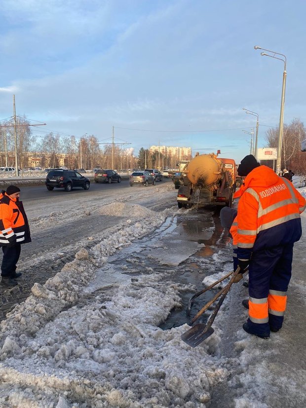 Аварийная служба водоканала. Аварийная служба муп водоканал екатеринбург. Машины аварийных бригад. Наледь на дороге. Аварийная приволжского водоканал.
