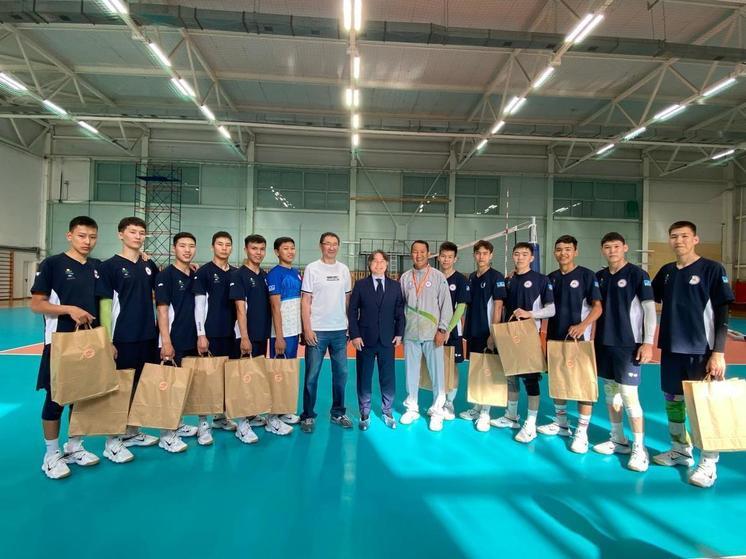 Комплект спортивных кроссовок передали юным волейболистам из Якутии