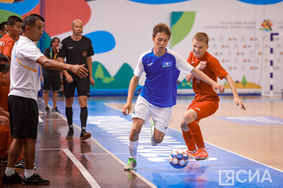 Футзал азии. Сборная Кыргызстана по футболу. Futsal Asia Cup 2022. Футбол Кыргызстан сборный. Футбол родители и дети матч.