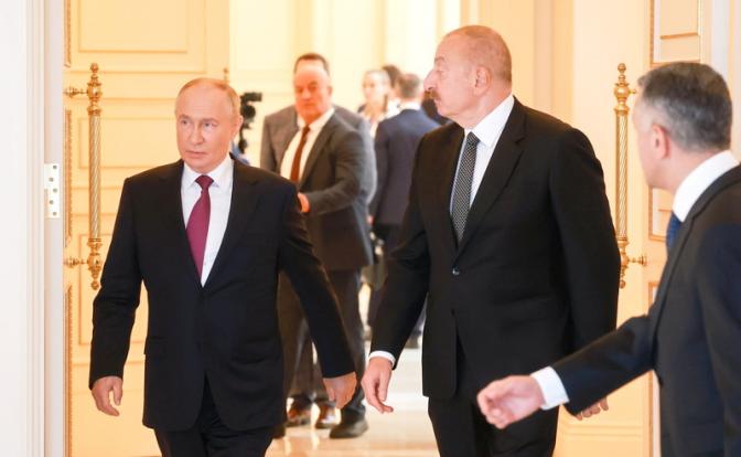 На фото: резидент РФ Владимир Путин и президент Азербайджана Ильхам Алиев (слева направо) перед началом российско-азербайджанских переговоров в расширенном составе в резиденции 