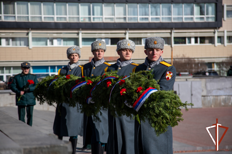 В День войск национальной гвардии сотрудники и военнослужащие ведомства возложили цветы к мемориалу «Черный тюльпан» в Екатеринбурге