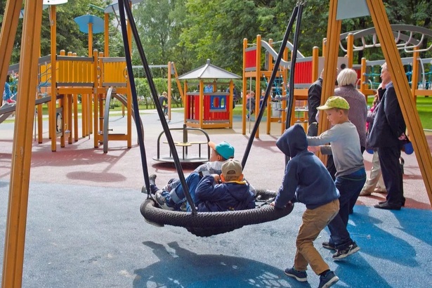 Депутат Жанна Кузнецова «Площадки в Силино – интересные, детям там нравится проводить время».jpg